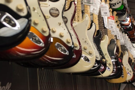Đàn Guitar Stratocaster Giá Bao Nhiêu? So Sánh Các Model